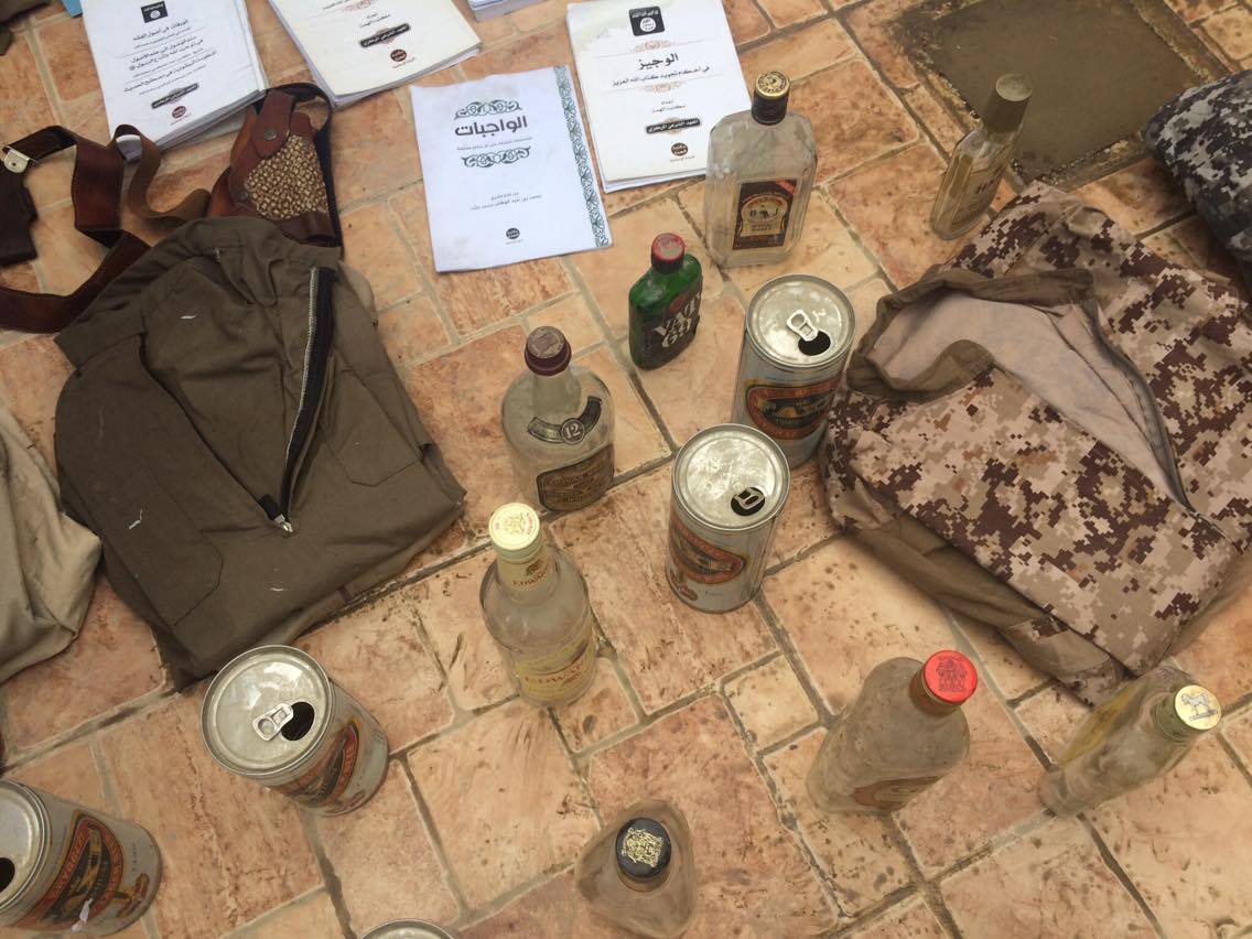 به‌ وێنه‌.. له‌ كارگه‌يه‌كى درووستكردنى چه‌كى داعشدا قوتوى بيره‌ و وێسكى دۆزرايه‌وه‌